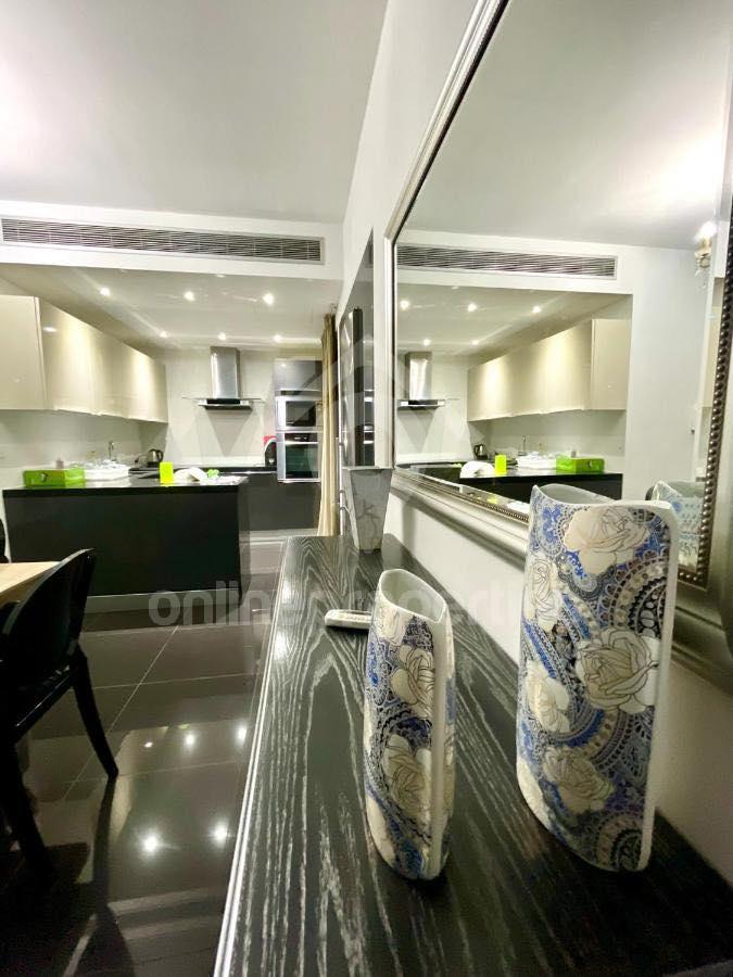 To change image, hover mouse over thumbnails below