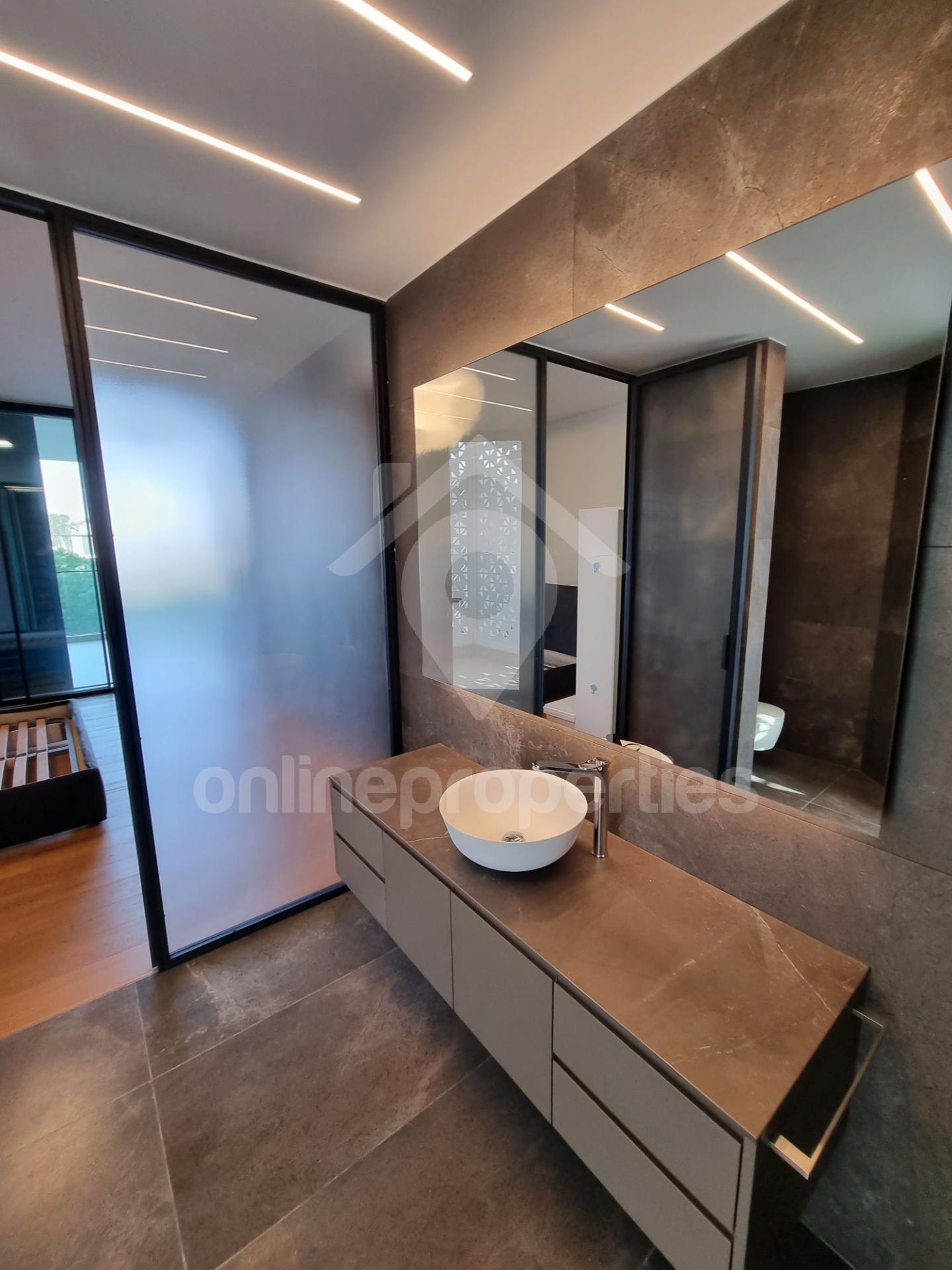 To change image, hover mouse over thumbnails below