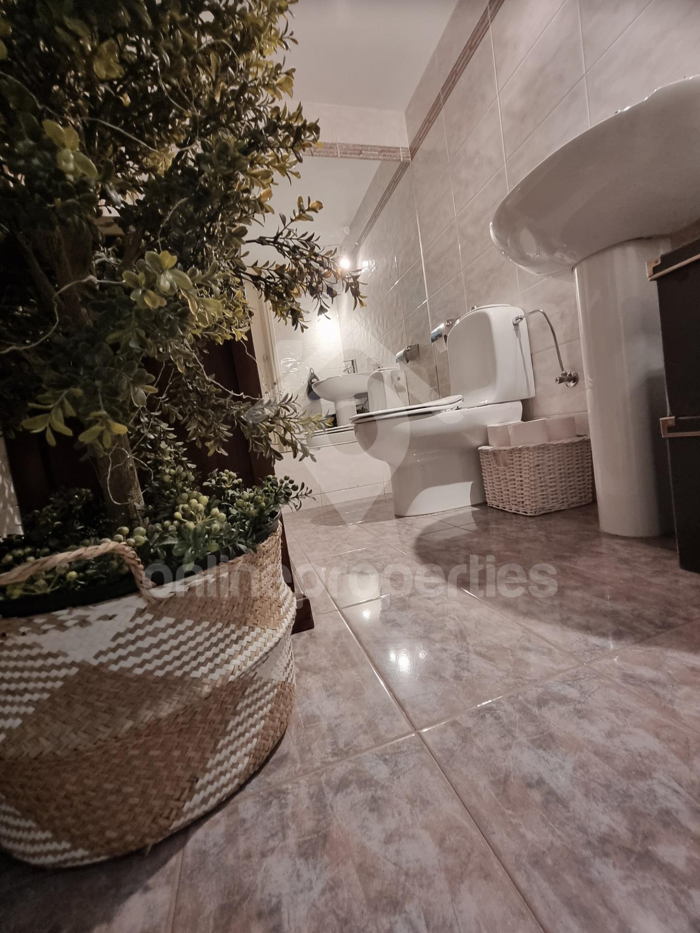 To change image, hover mouse over thumbnails below