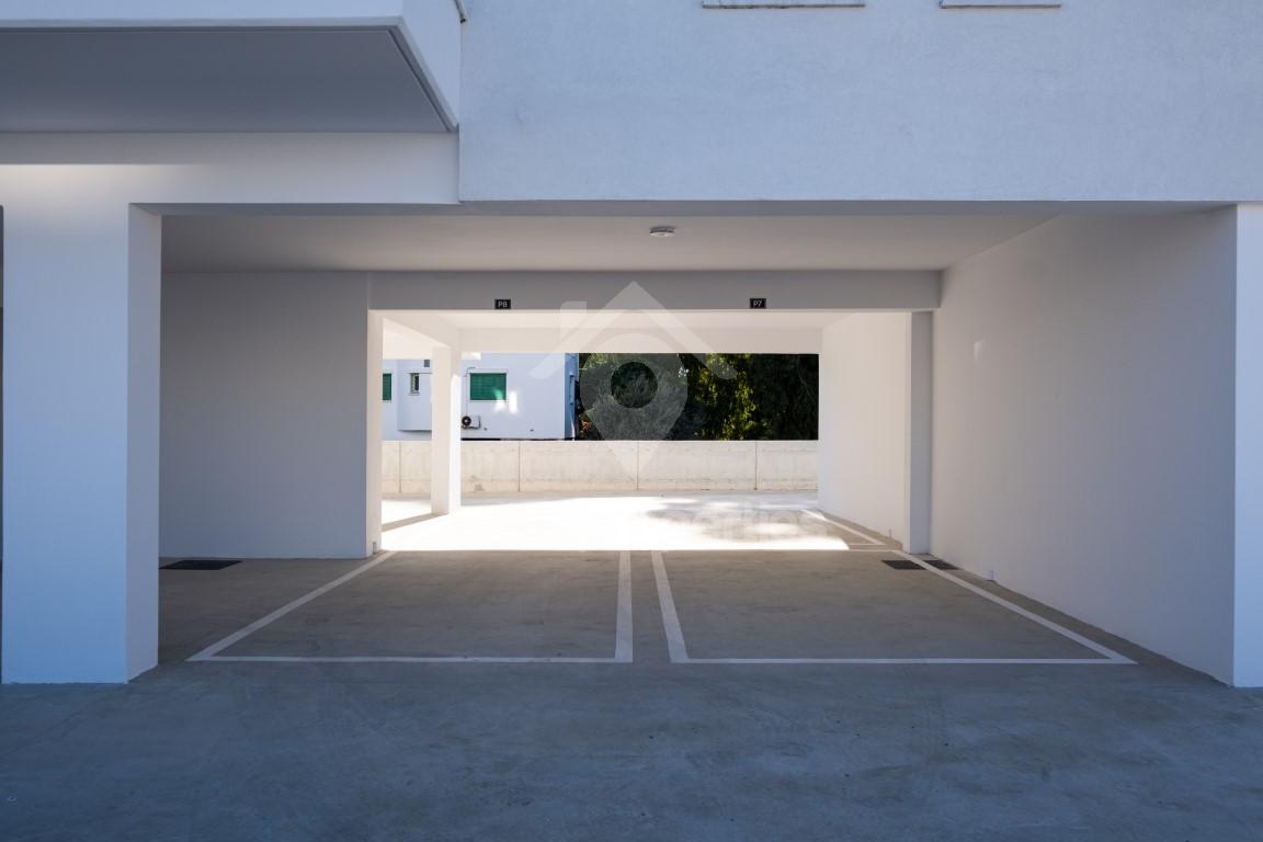 To change image, hover mouse over thumbnails below