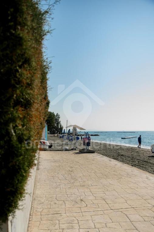 To change image, hover mouse over thumbnails below