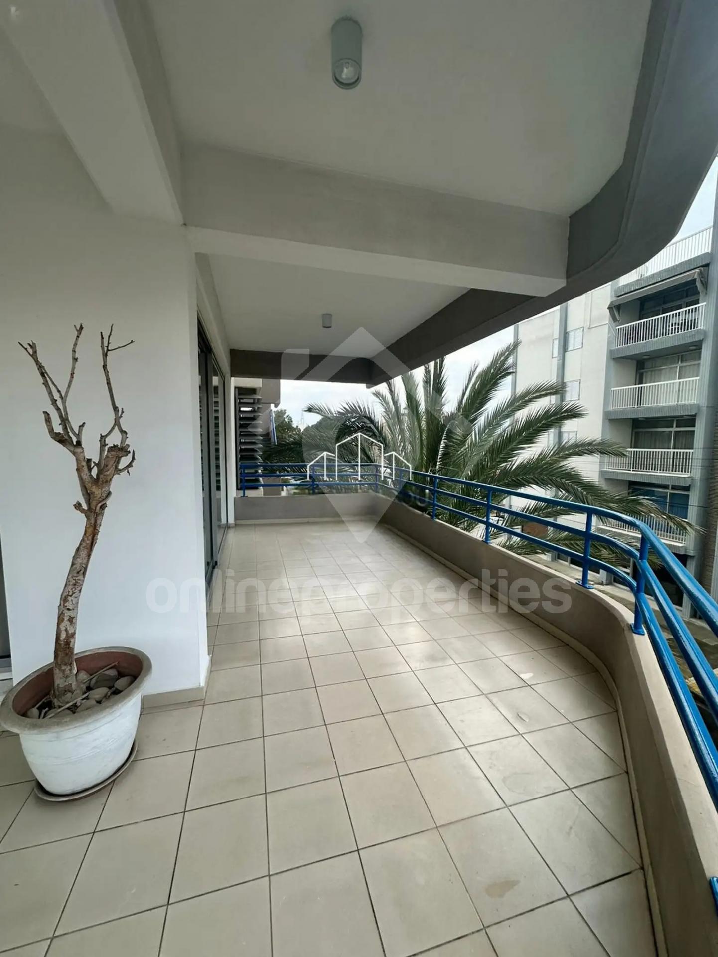 To change image, hover mouse over thumbnails below