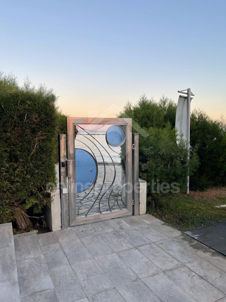 To change image, hover mouse over thumbnails below