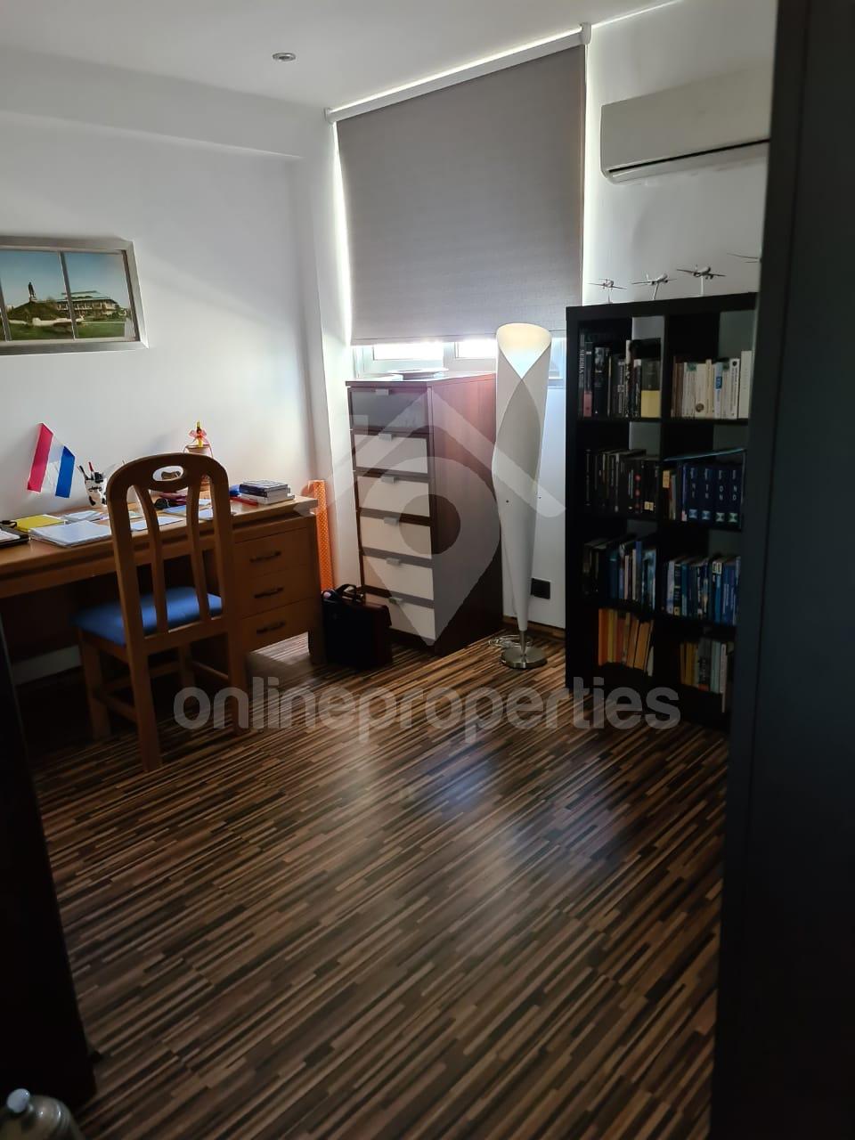 To change image, hover mouse over thumbnails below