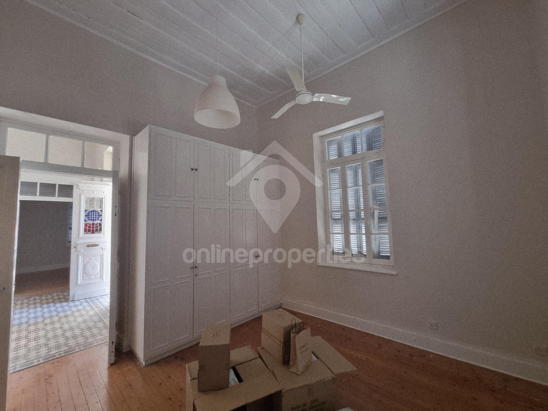 To change image, hover mouse over thumbnails below