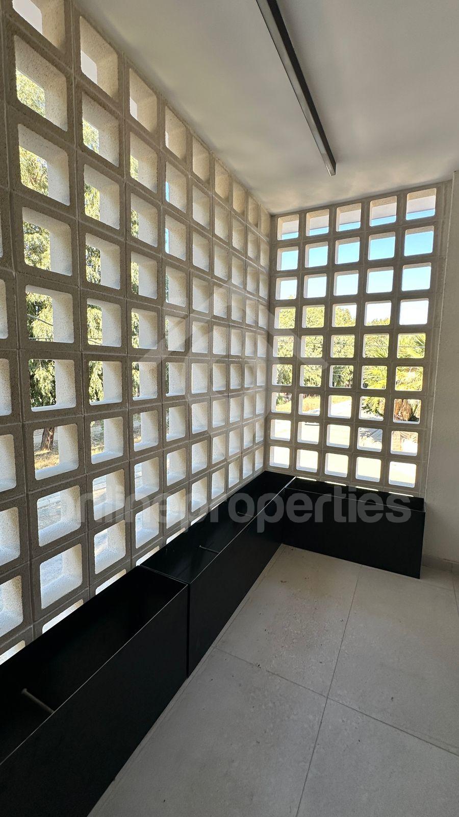 To change image, hover mouse over thumbnails below