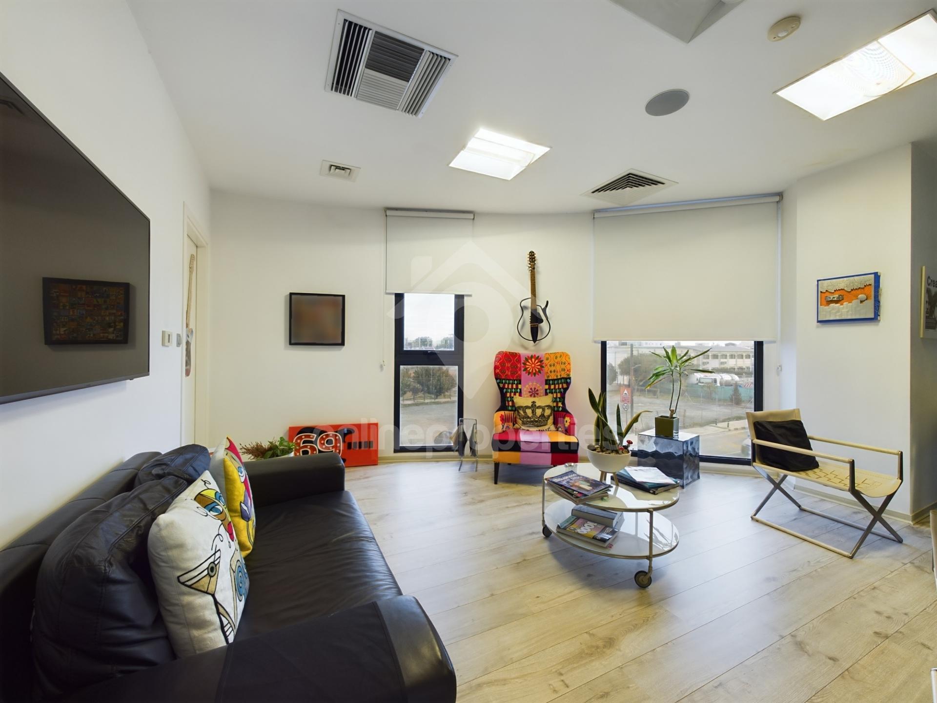 To change image, hover mouse over thumbnails below