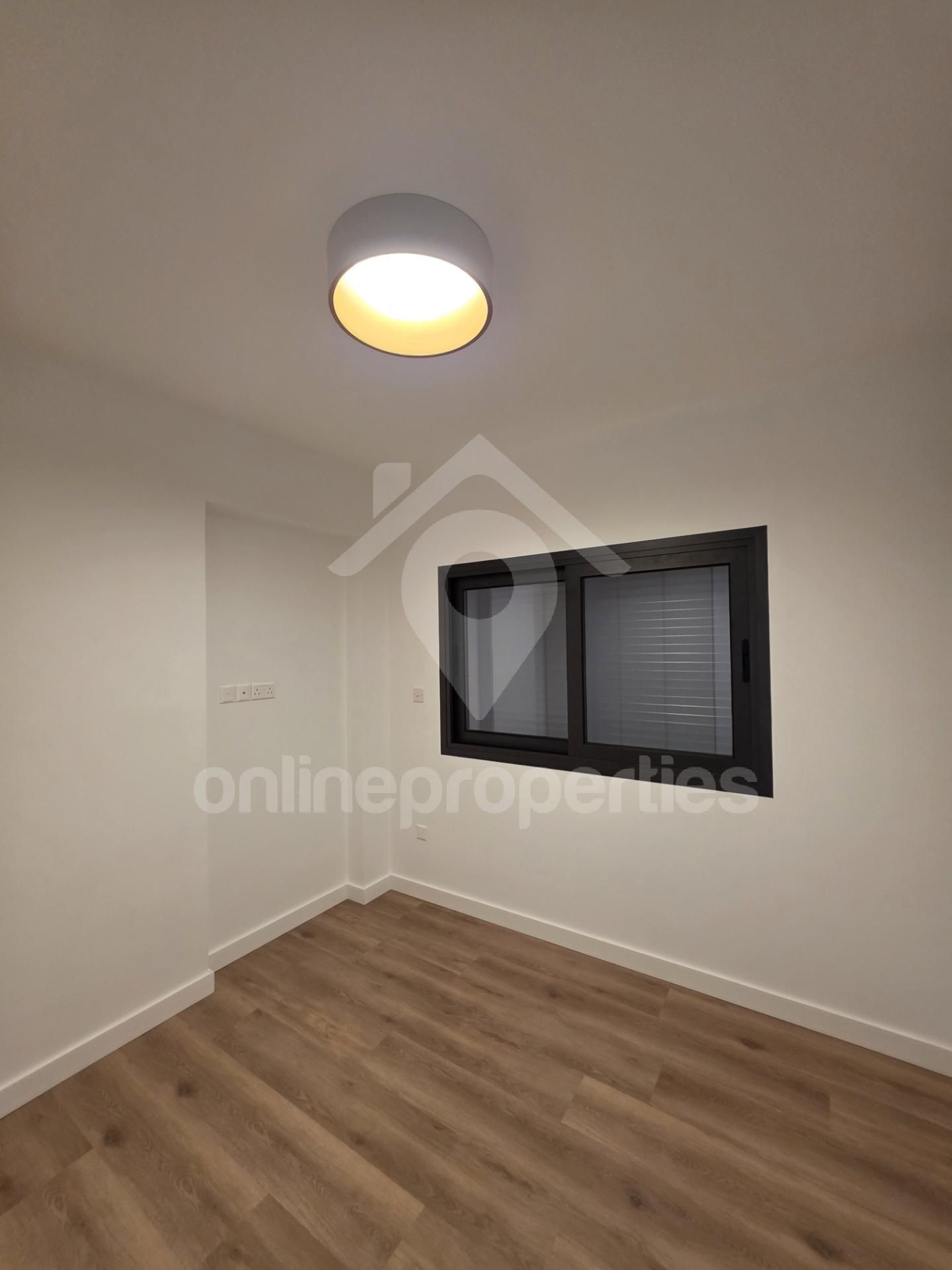 To change image, hover mouse over thumbnails below