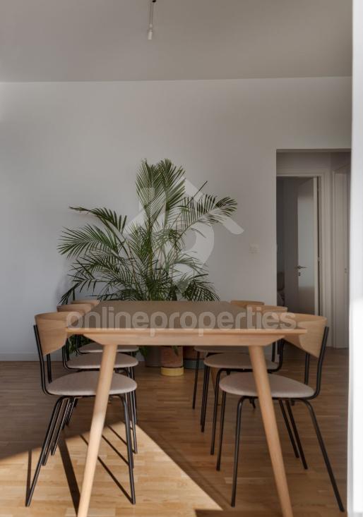 To change image, hover mouse over thumbnails below