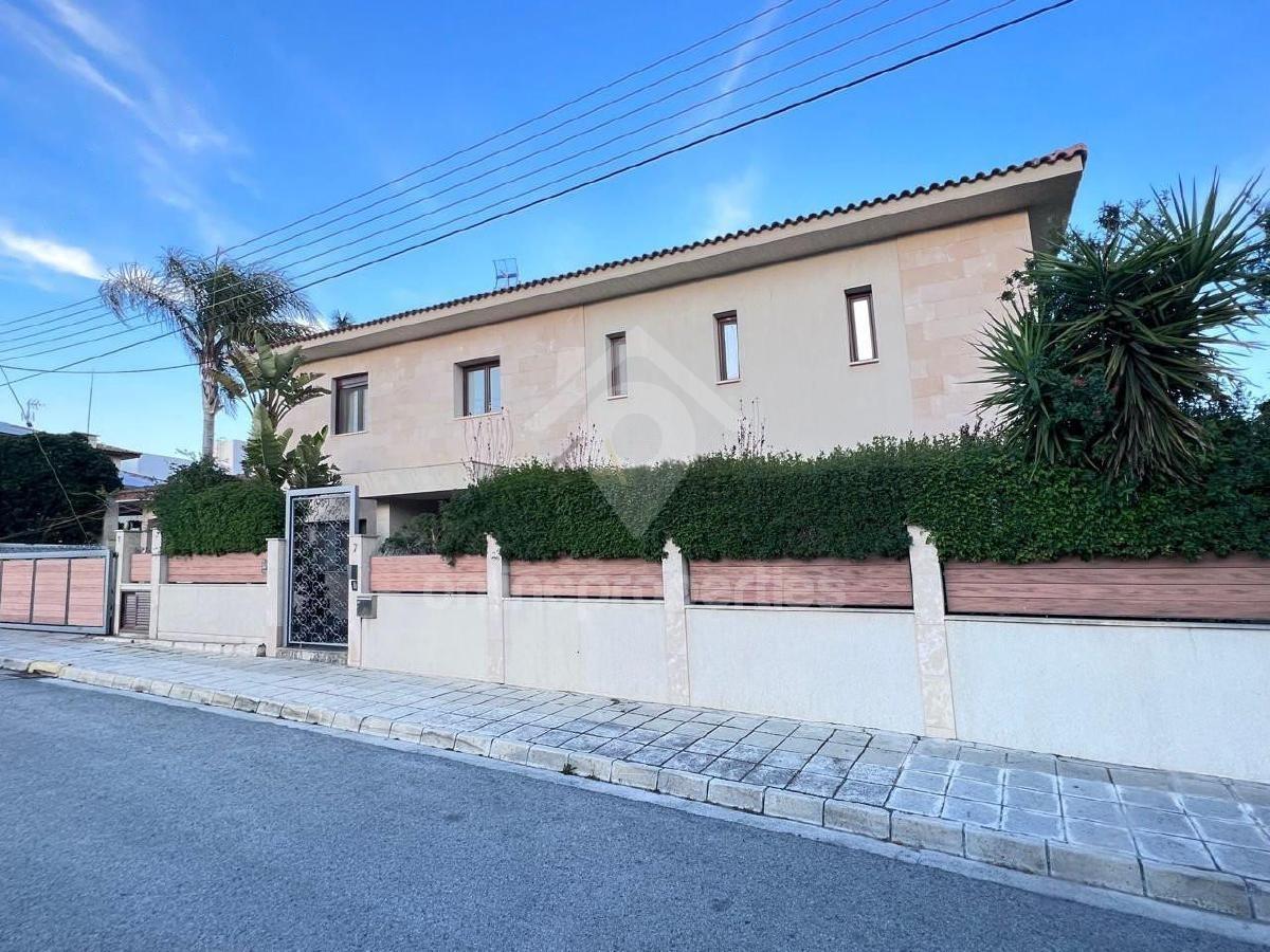 To change image, hover mouse over thumbnails below