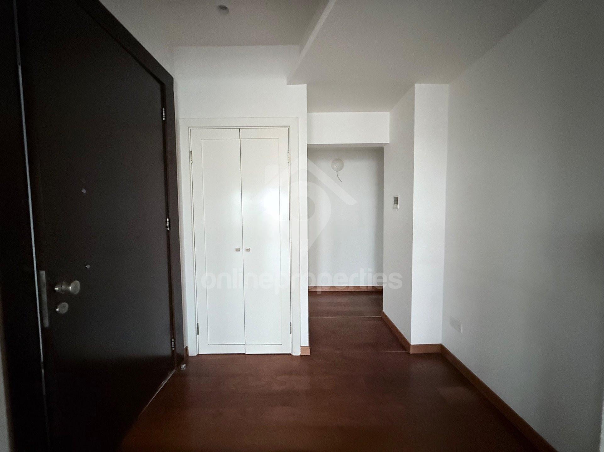 To change image, hover mouse over thumbnails below