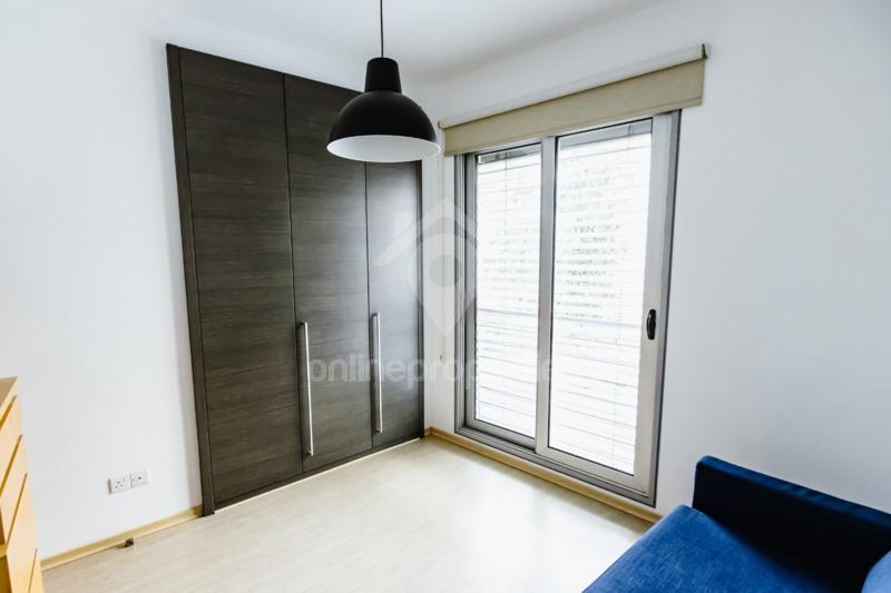 To change image, hover mouse over thumbnails below