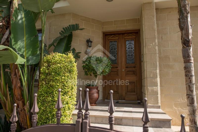 To change image, hover mouse over thumbnails below