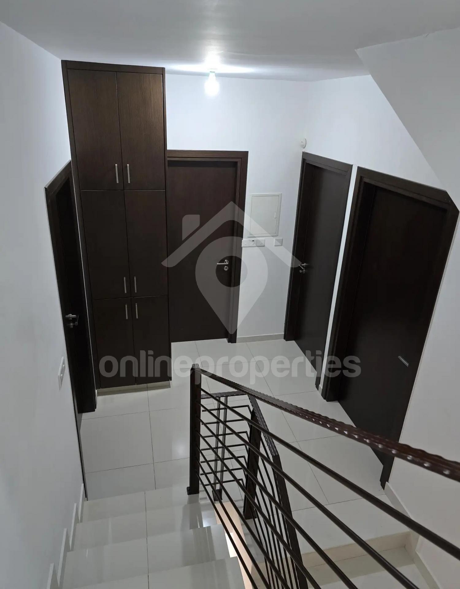 To change image, hover mouse over thumbnails below