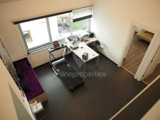 To change image, hover mouse over thumbnails below