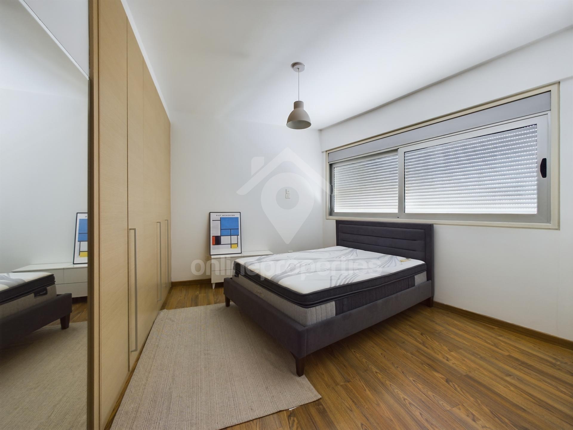 To change image, hover mouse over thumbnails below