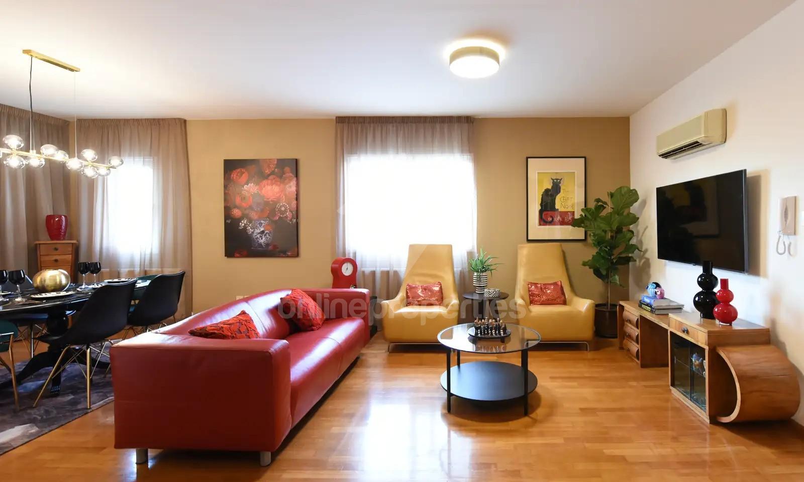 To change image, hover mouse over thumbnails below