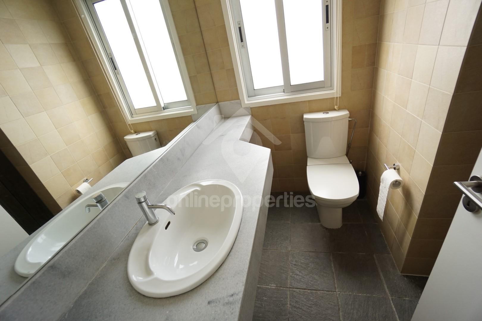 To change image, hover mouse over thumbnails below