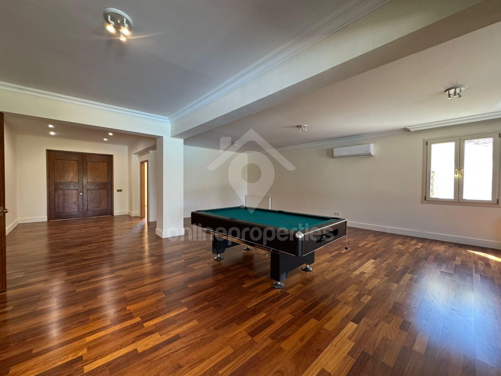 To change image, hover mouse over thumbnails below