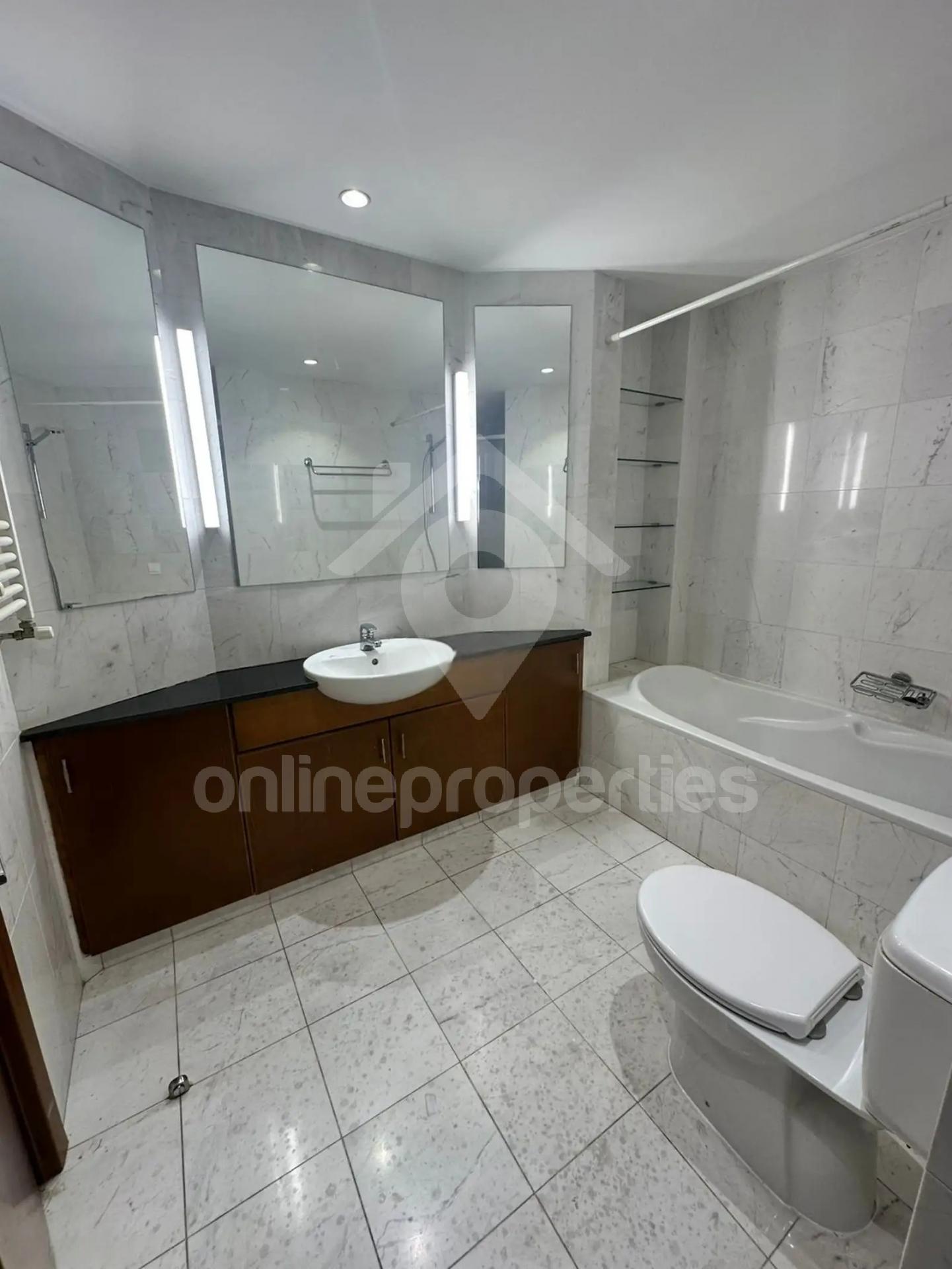 To change image, hover mouse over thumbnails below