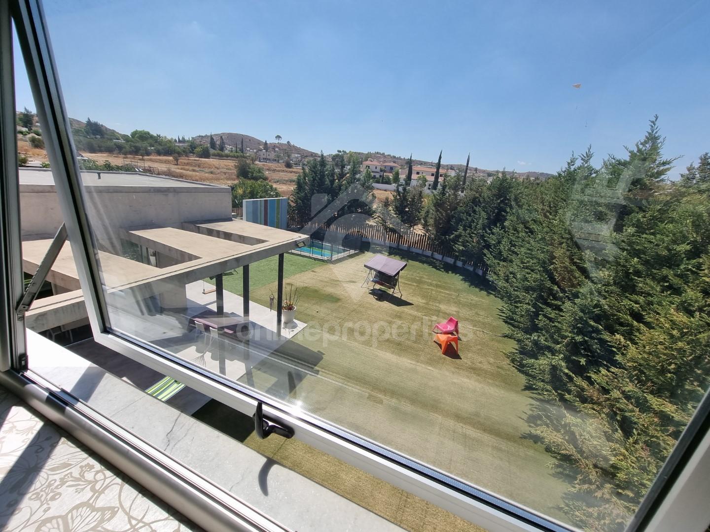 To change image, hover mouse over thumbnails below