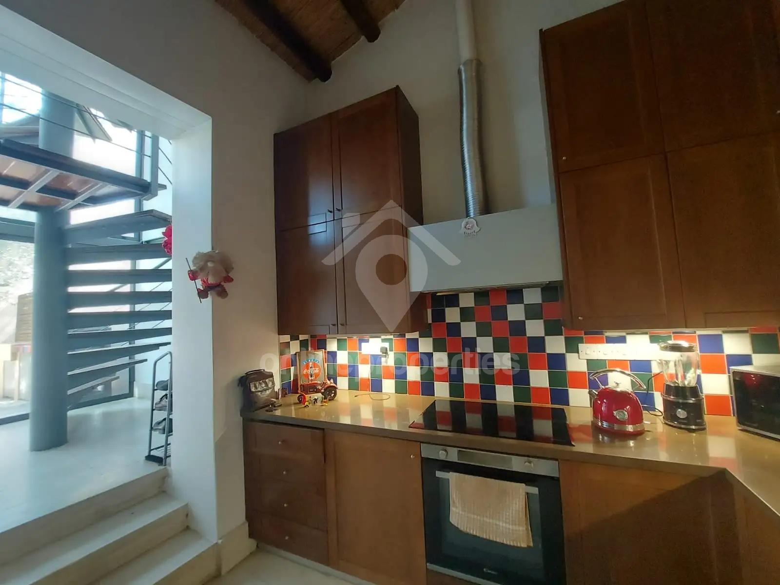 To change image, hover mouse over thumbnails below