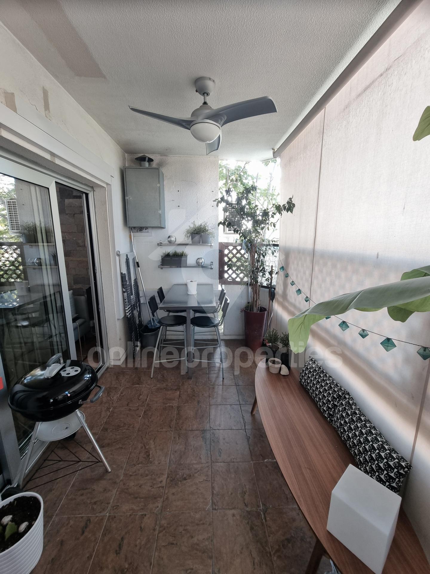 To change image, hover mouse over thumbnails below