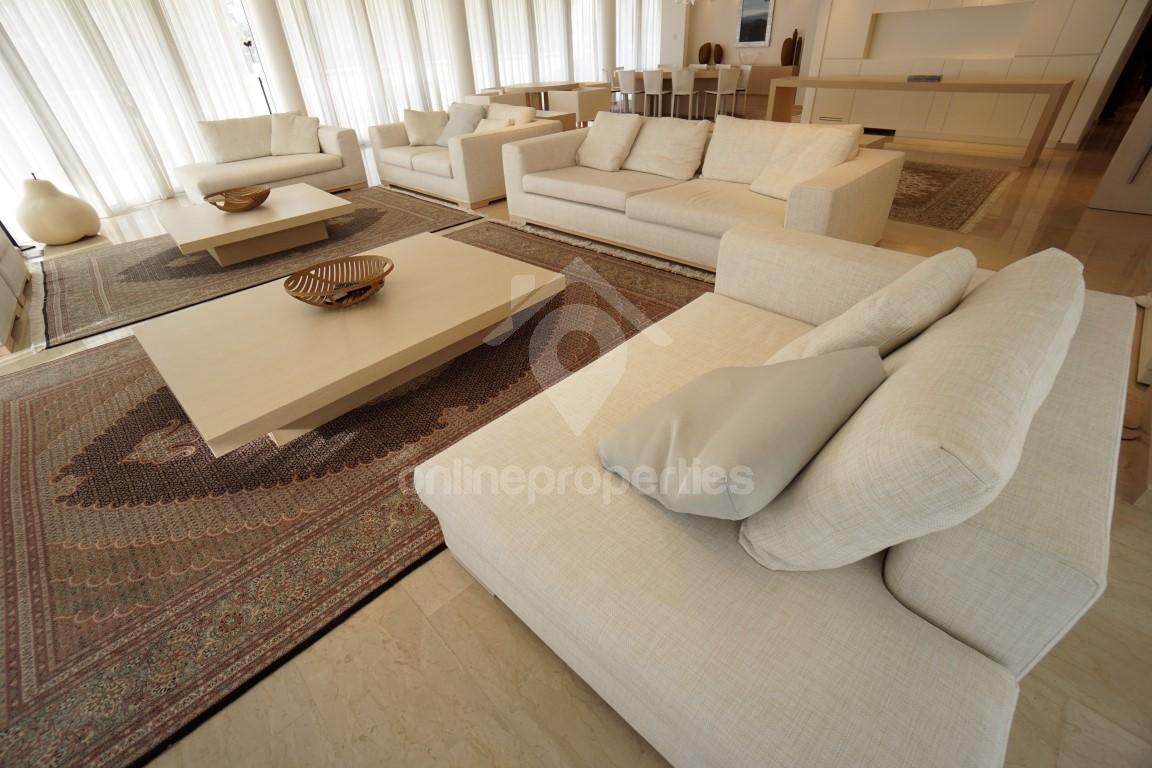 To change image, hover mouse over thumbnails below