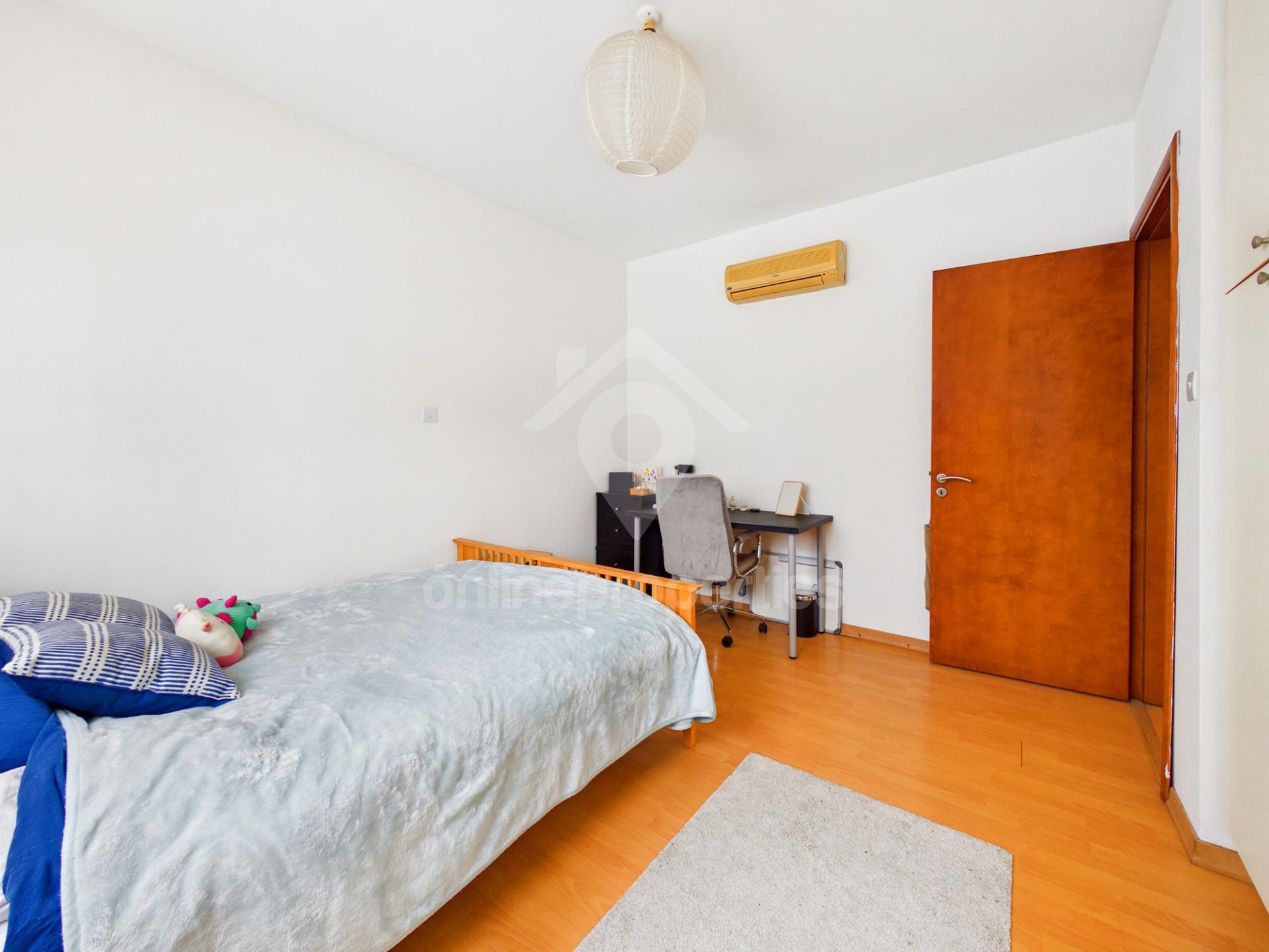 To change image, hover mouse over thumbnails below