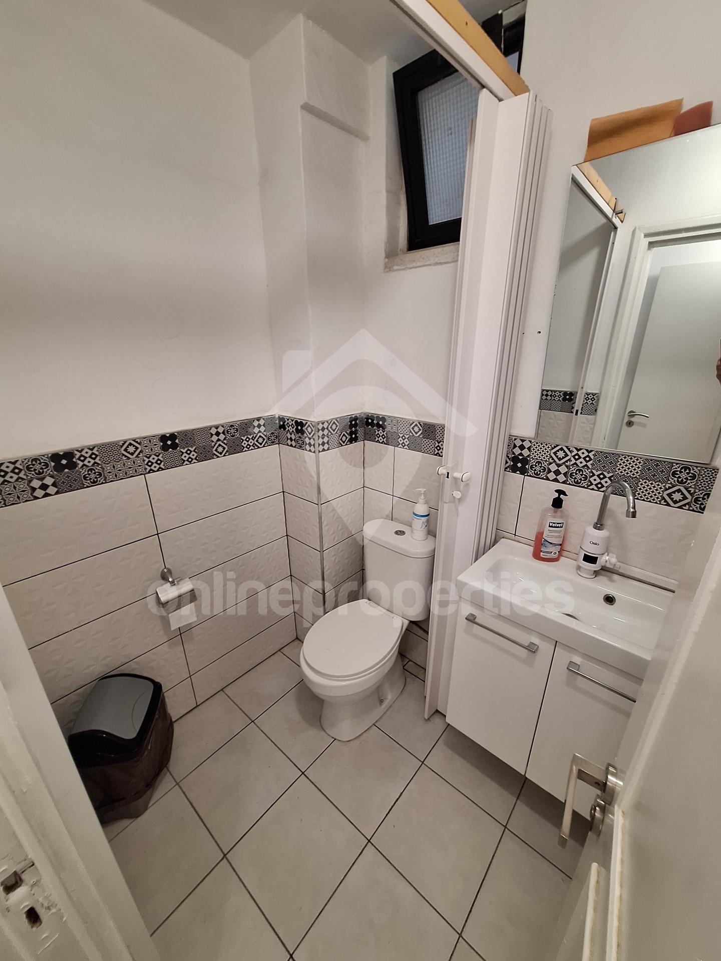 To change image, hover mouse over thumbnails below