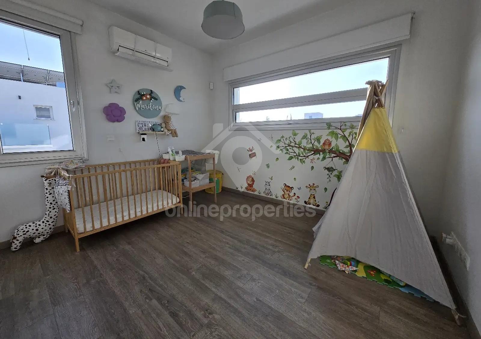 To change image, hover mouse over thumbnails below