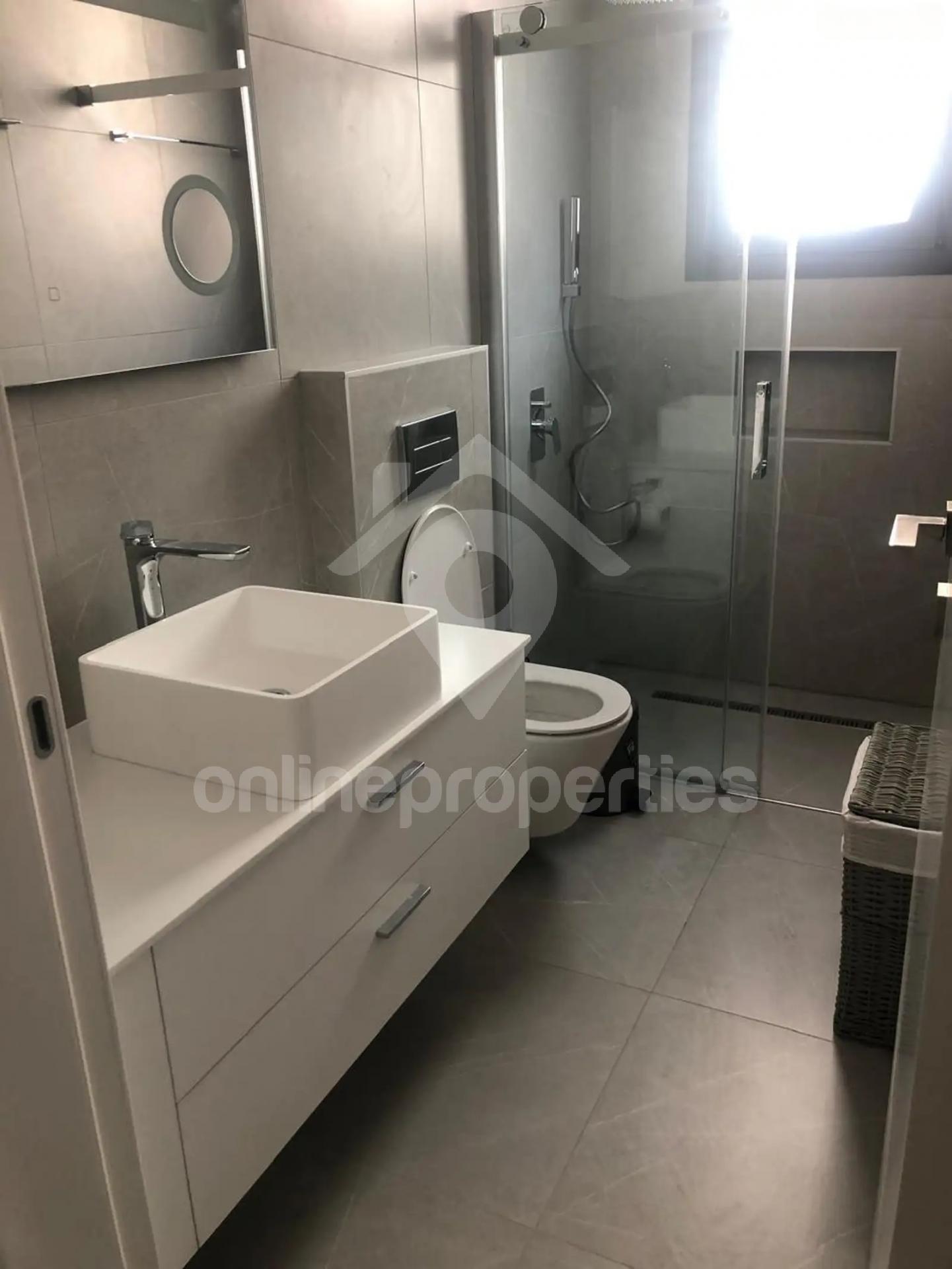 To change image, hover mouse over thumbnails below