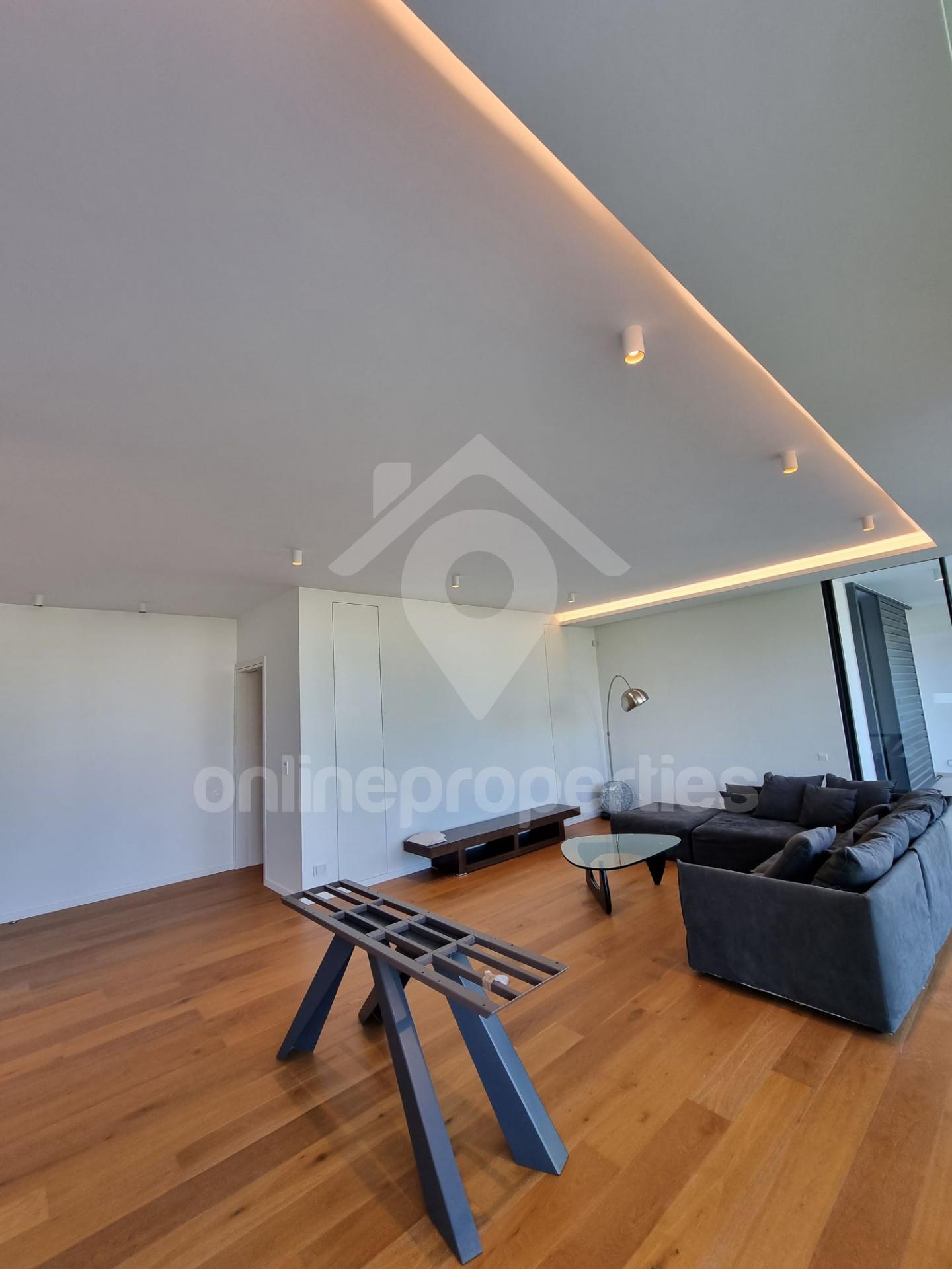 To change image, hover mouse over thumbnails below