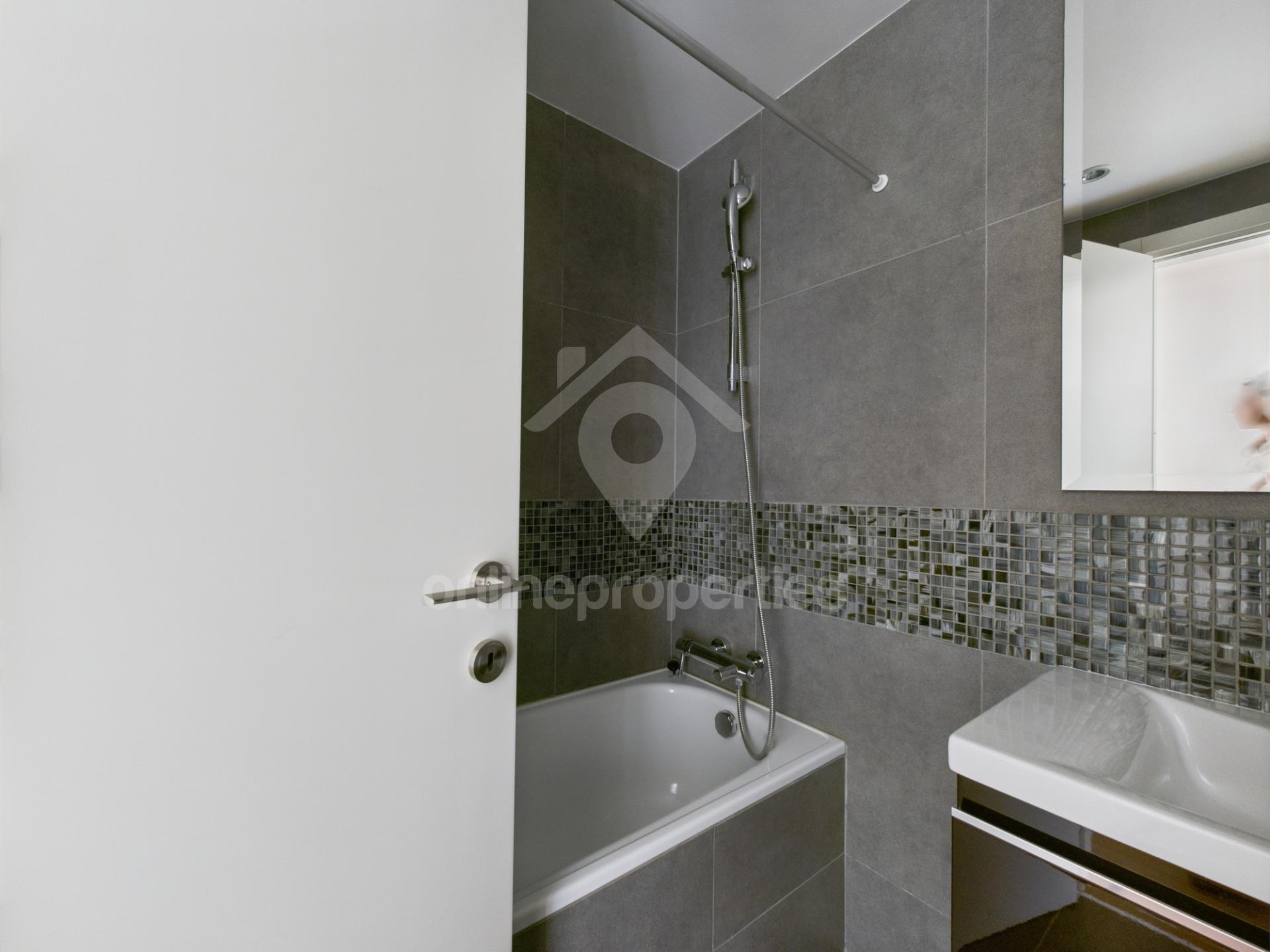 To change image, hover mouse over thumbnails below