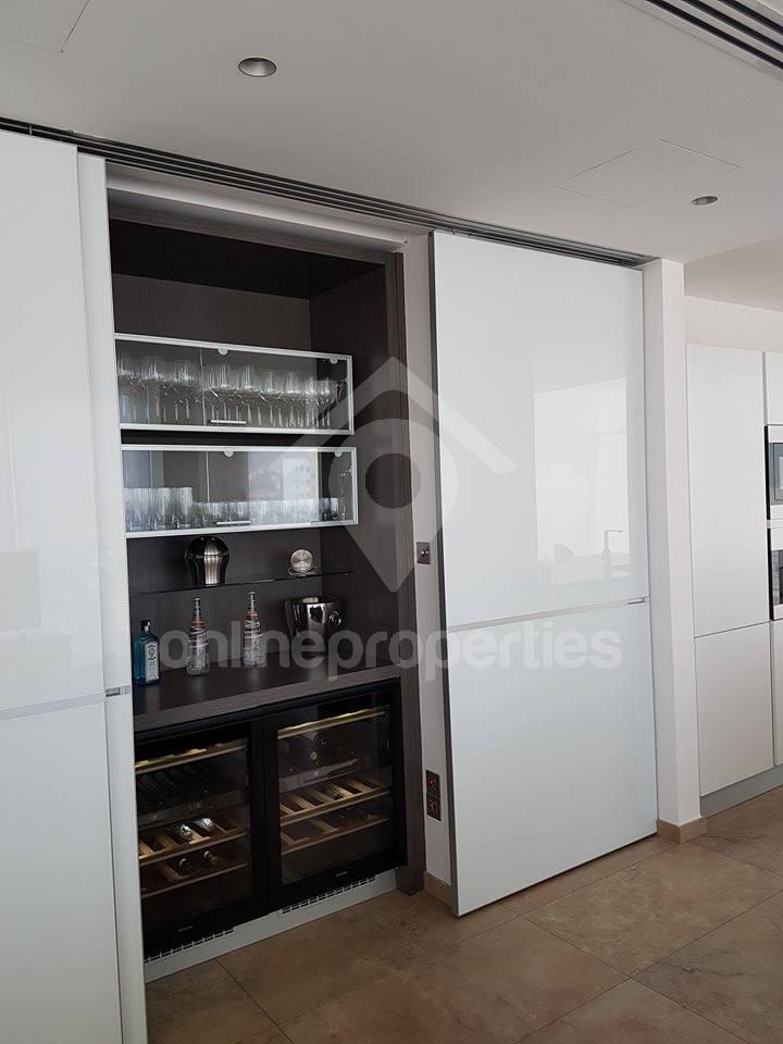 To change image, hover mouse over thumbnails below