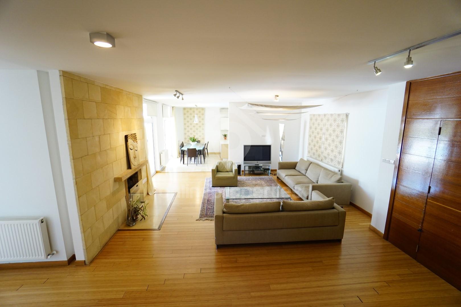 To change image, hover mouse over thumbnails below