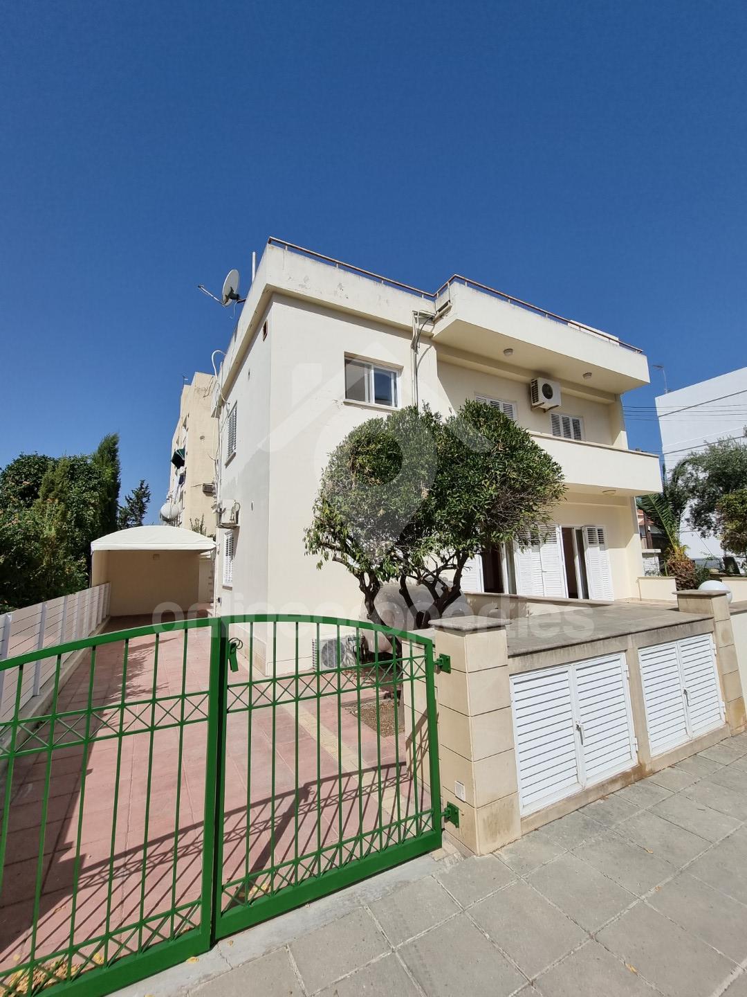 To change image, hover mouse over thumbnails below