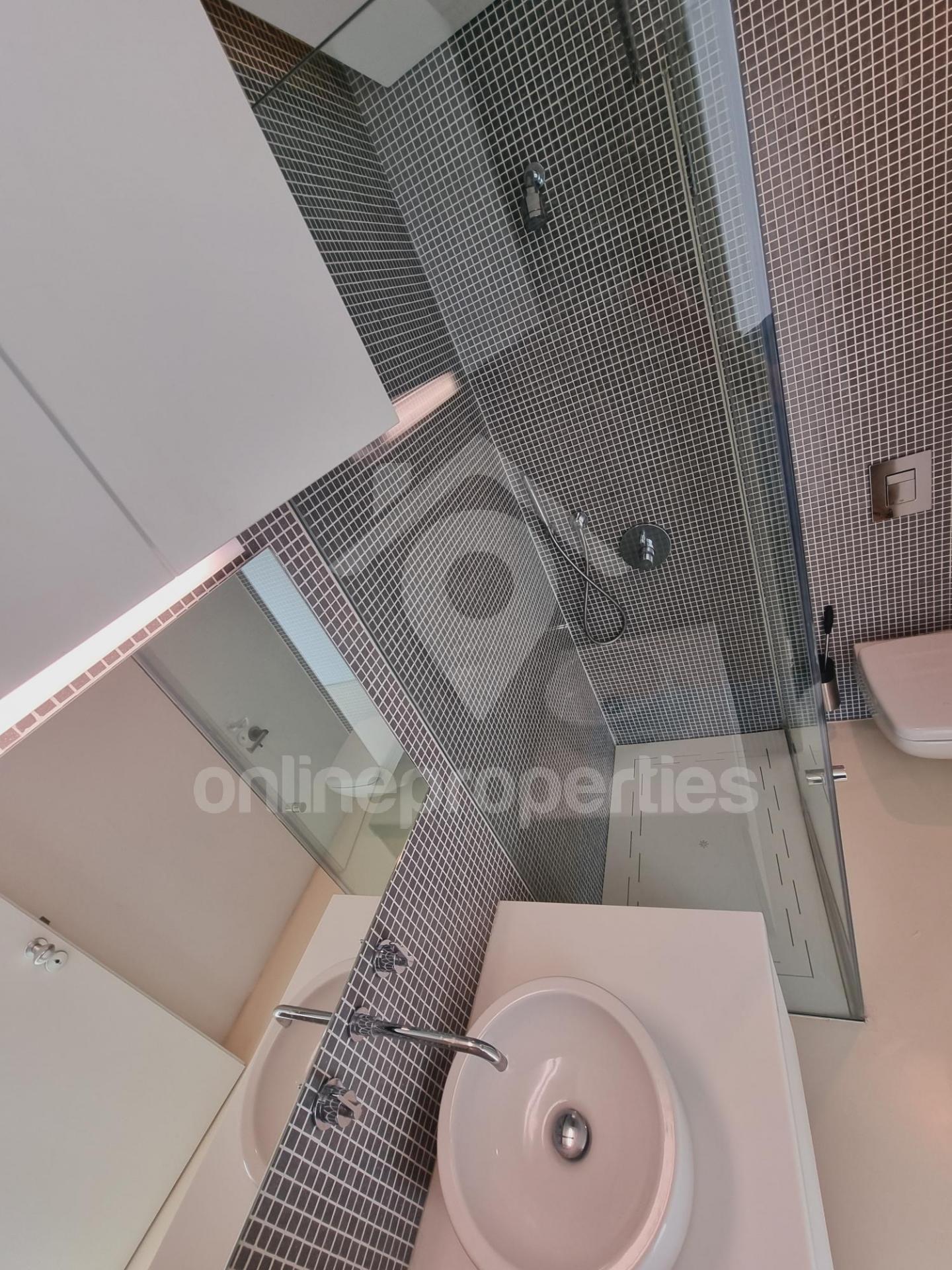 To change image, hover mouse over thumbnails below