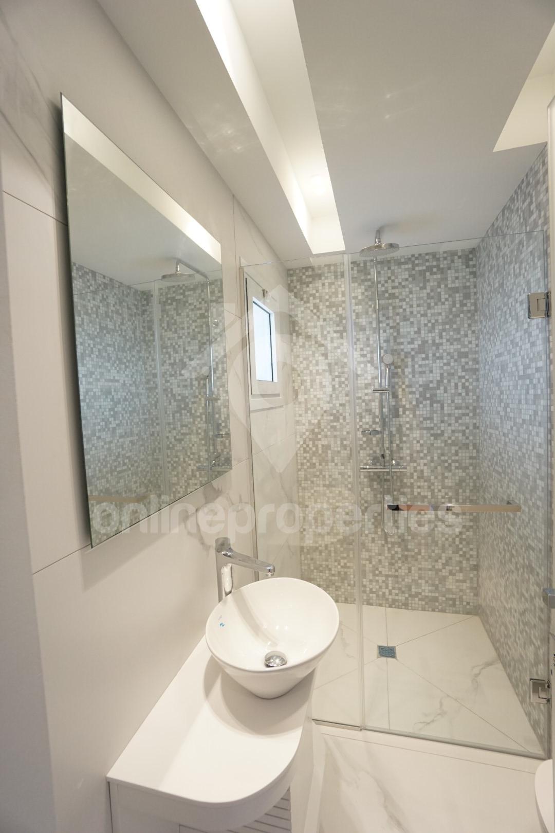 To change image, hover mouse over thumbnails below