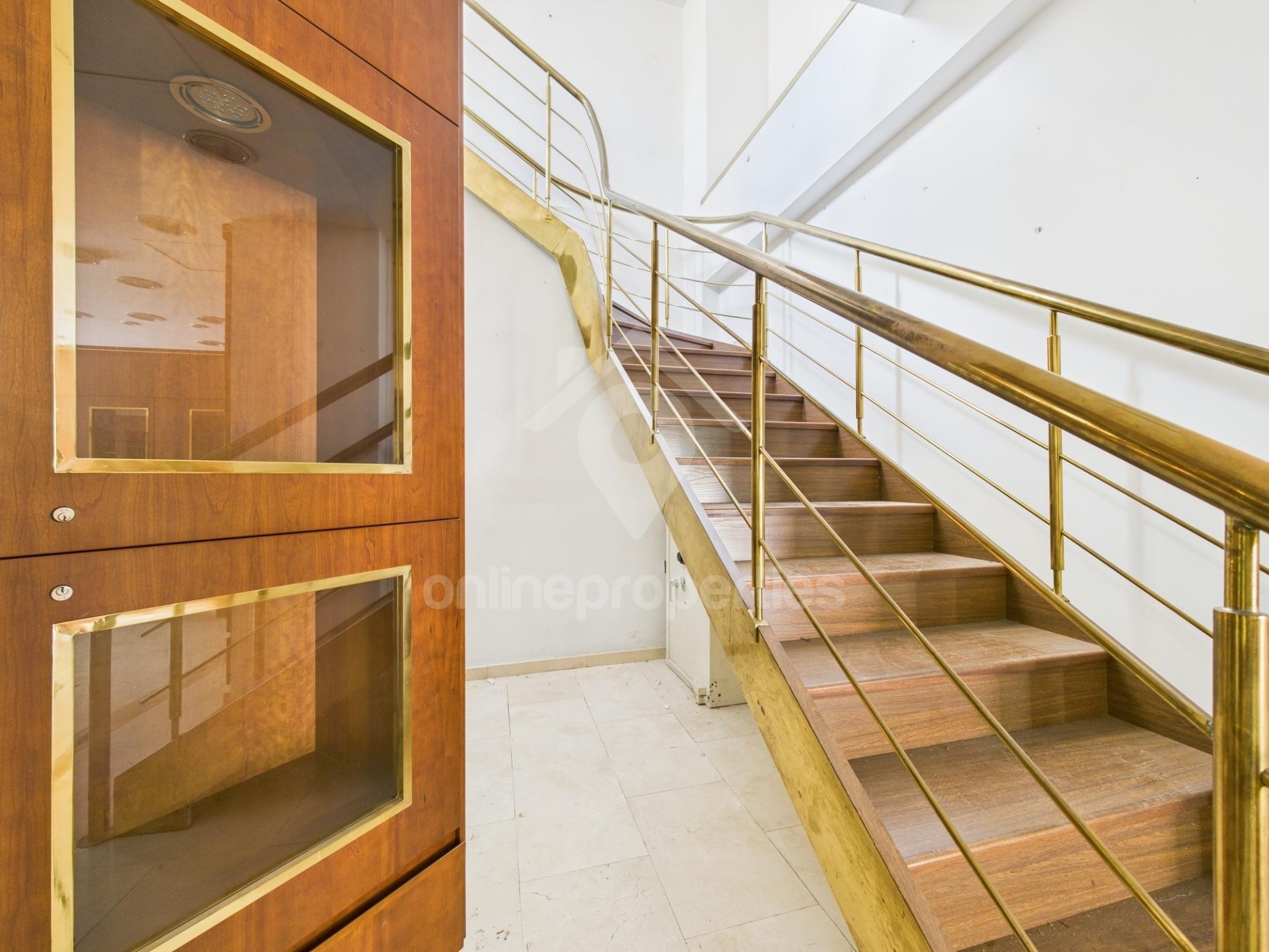 To change image, hover mouse over thumbnails below