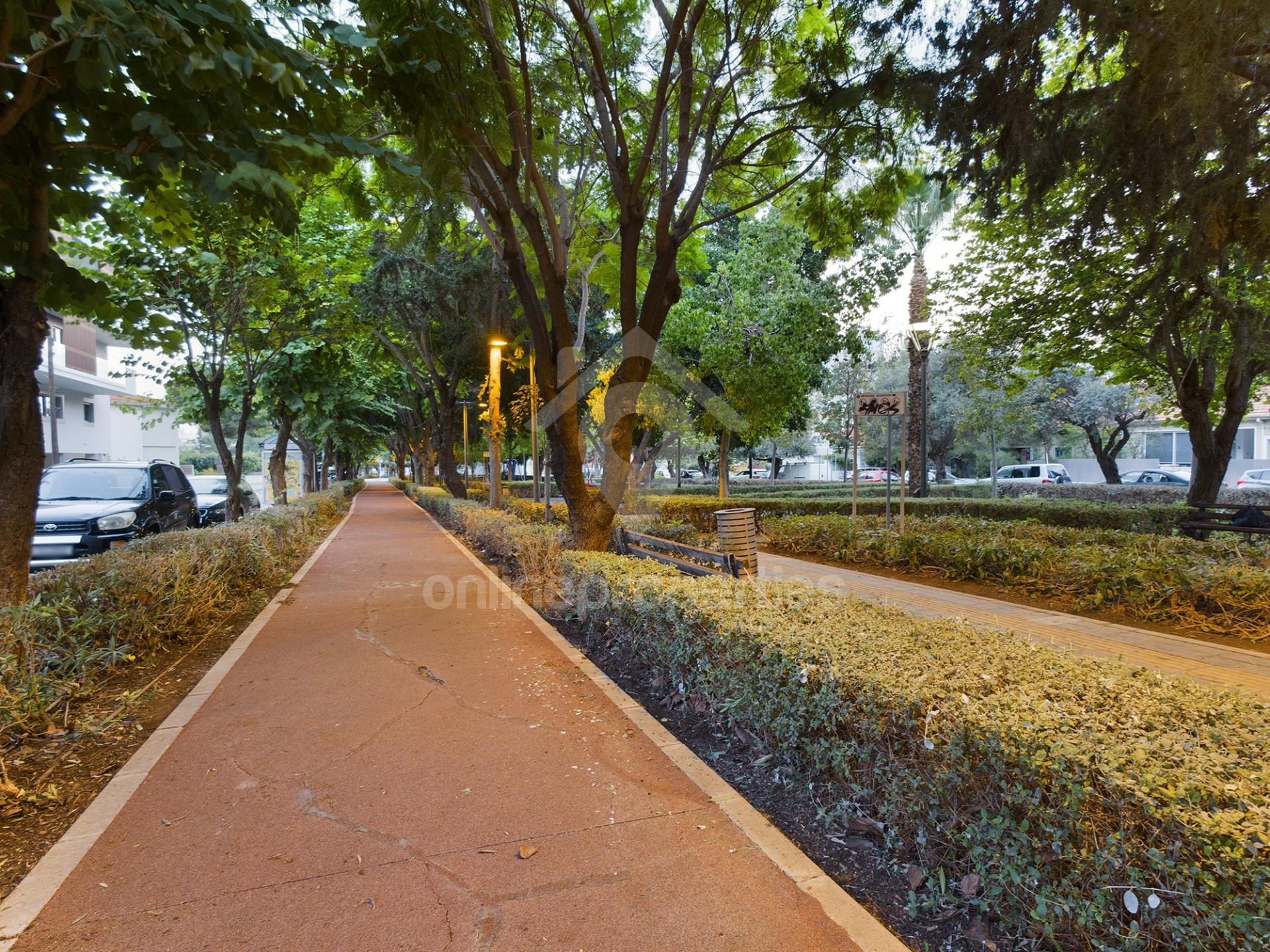 To change image, hover mouse over thumbnails below