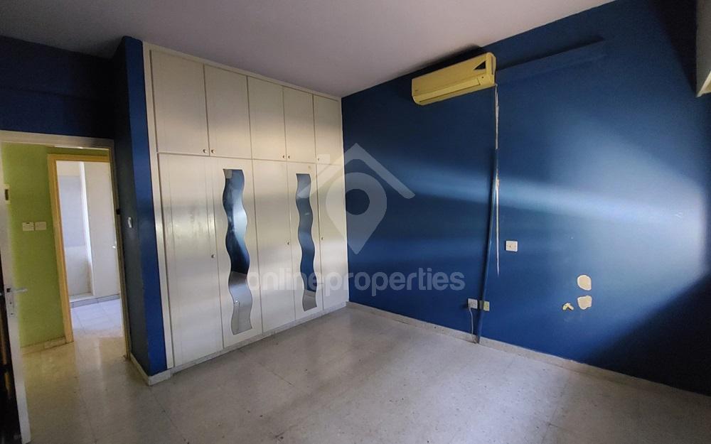 To change image, hover mouse over thumbnails below