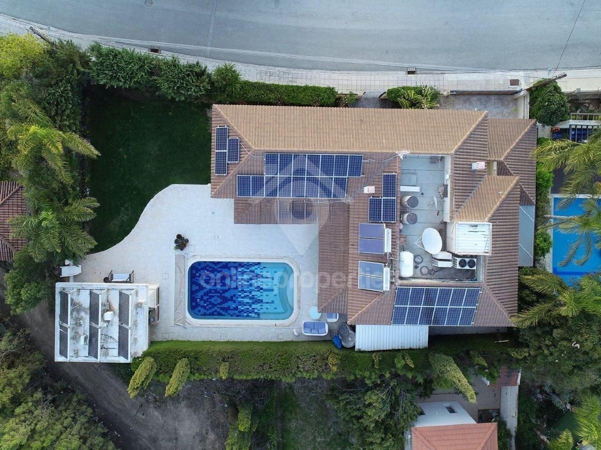 To change image, hover mouse over thumbnails below