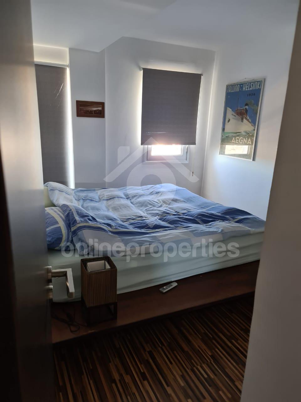 To change image, hover mouse over thumbnails below