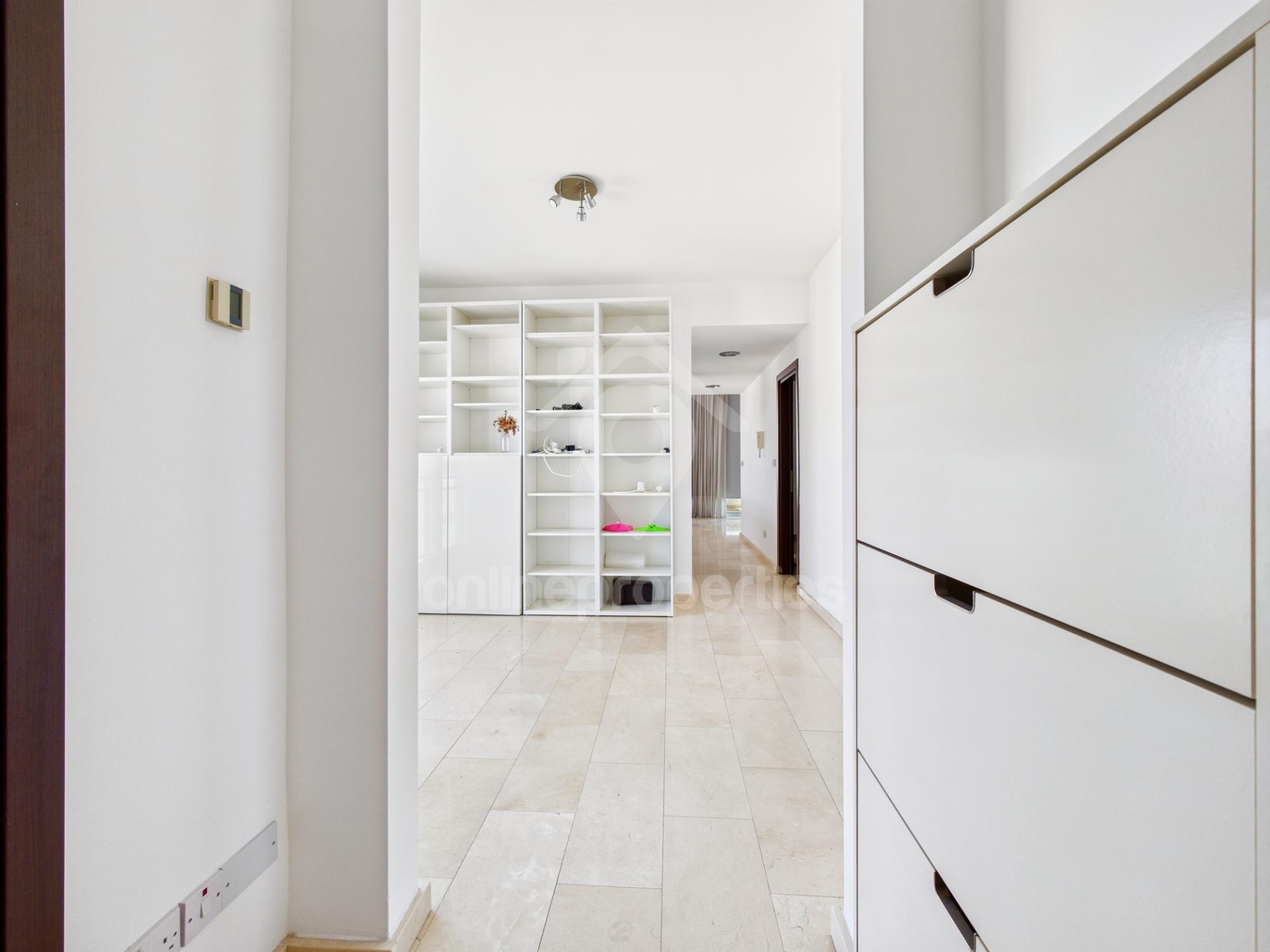 To change image, hover mouse over thumbnails below