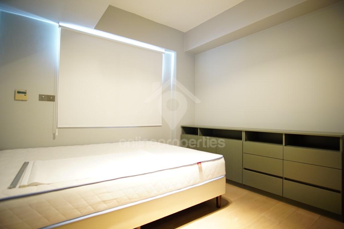 To change image, hover mouse over thumbnails below