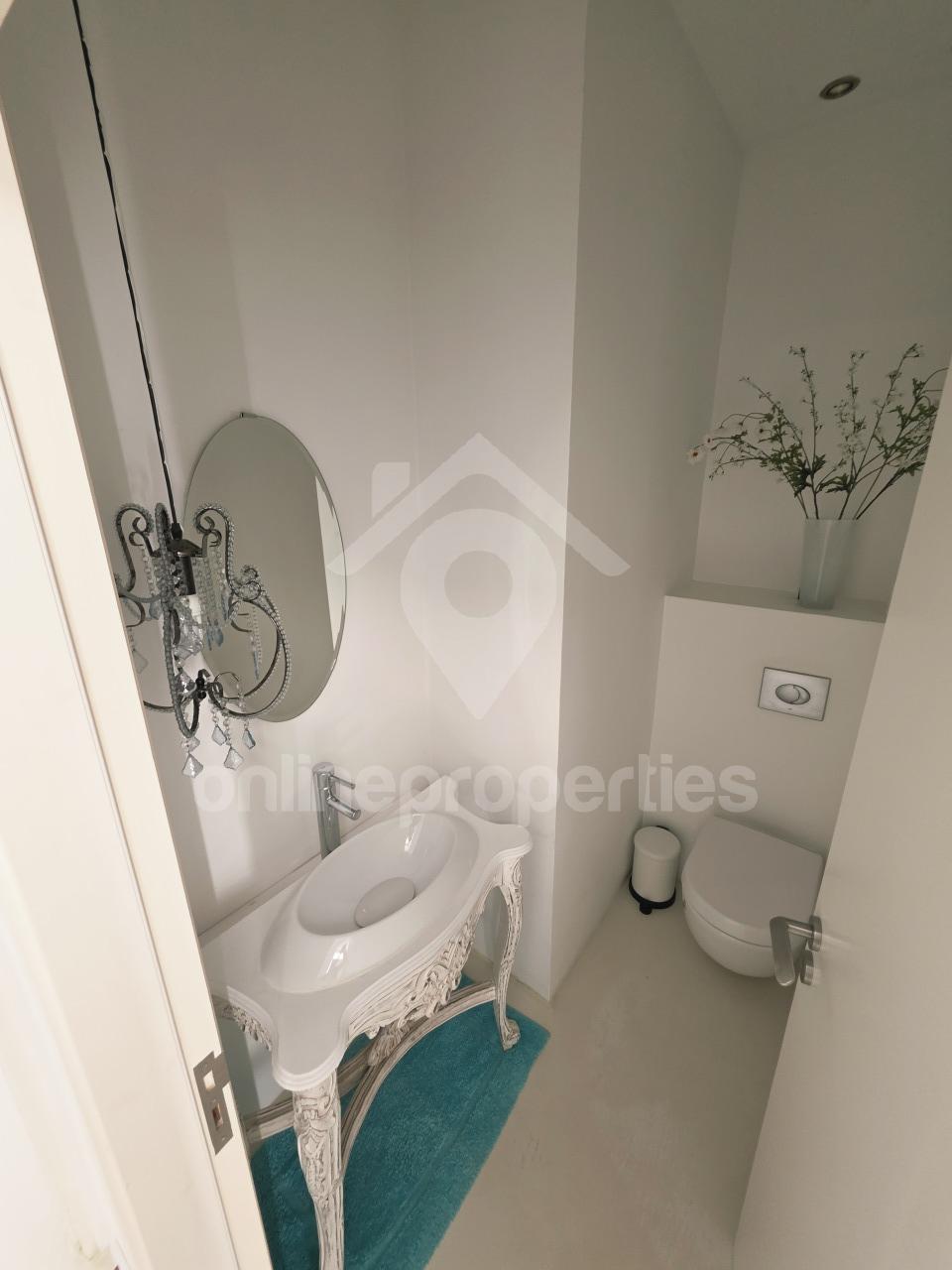 To change image, hover mouse over thumbnails below