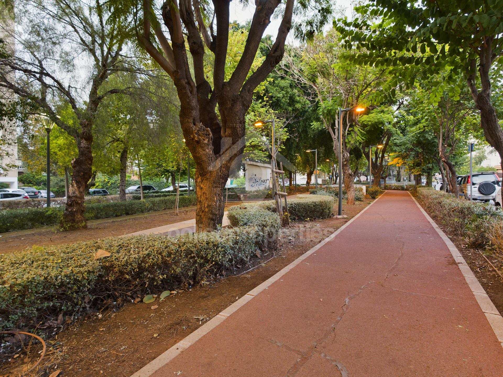 To change image, hover mouse over thumbnails below