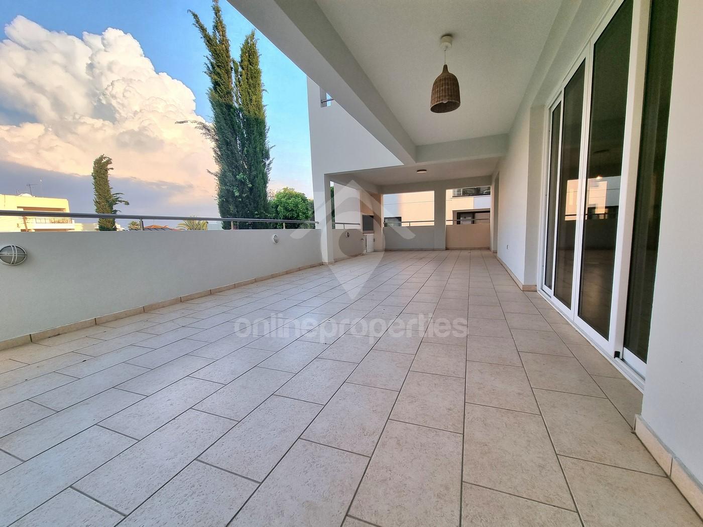 To change image, hover mouse over thumbnails below