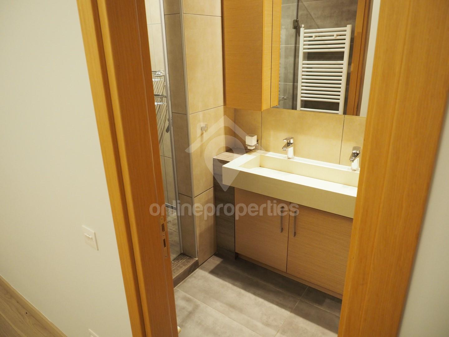 To change image, hover mouse over thumbnails below